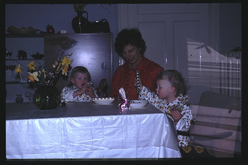 17.Regensburg apr 1965 Mama,Brigitte,Marion.JPG
